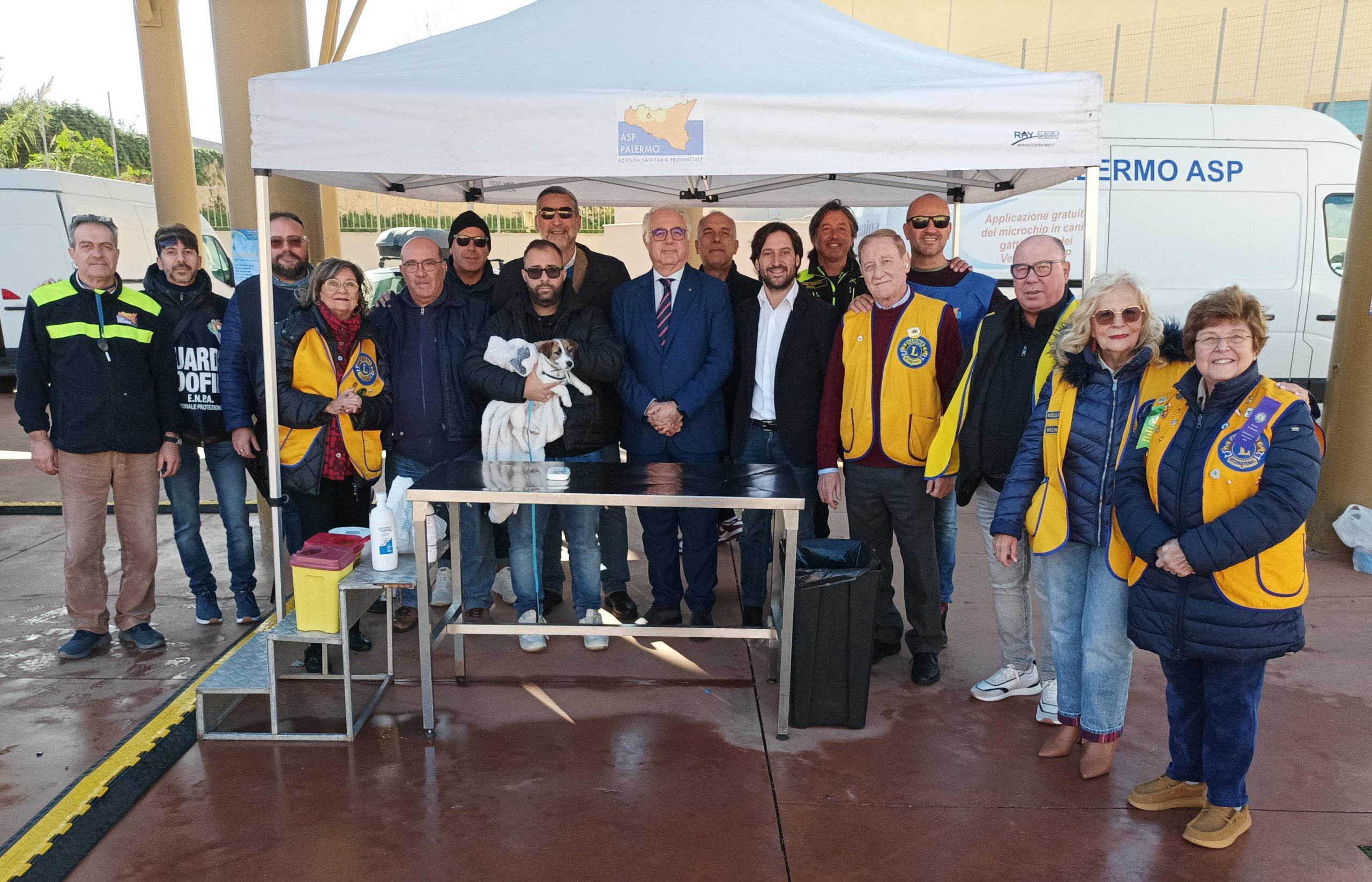 Il Direttore sanitario dell’Asp, Antonino Levita, e l’Assessore Fabrizio Ferrandelli con operatori e volontari dei Lions Club