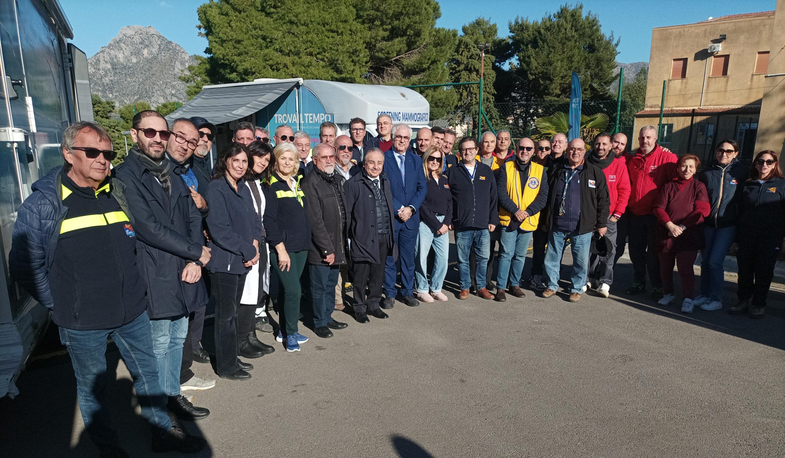 Il Sindaco di San Giuseppe Jato, Giuseppe Siviglia, con il direttore sanitario dell’Asp, Antonino Levita e gli operatori dell’Open day itinerante